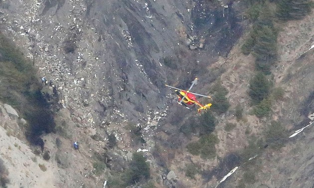 Search resumes at Germanwings plane crash site