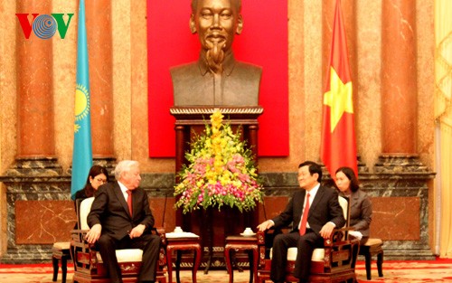 President Truong Tan Sang receives Speaker of Kazakh lower house