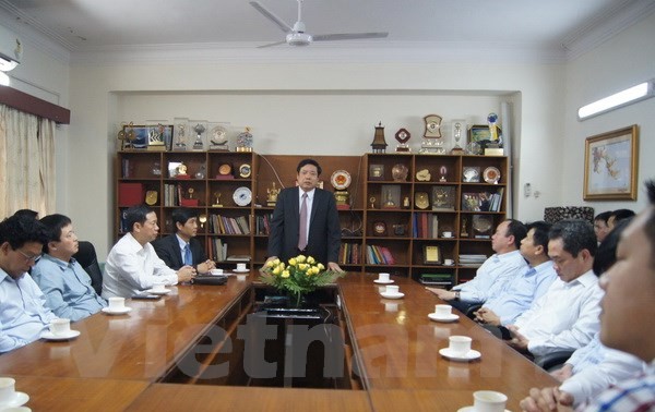Defense Minister visits Vietnam’s Embassy in India