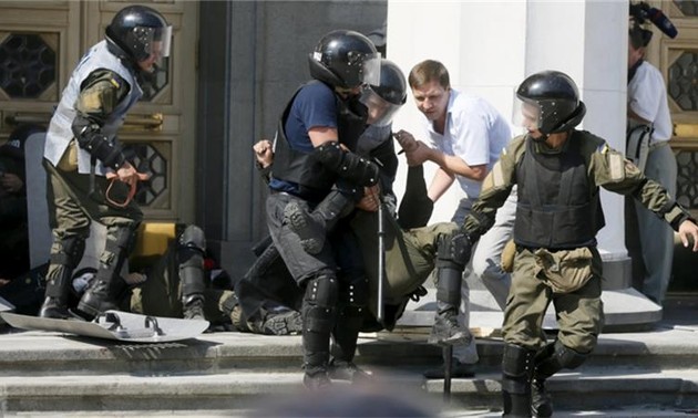 International community concerned over Kiev unrest 