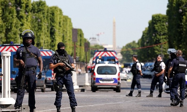 Francia: Coche impacta a furgón policial en Campos Elíseos
