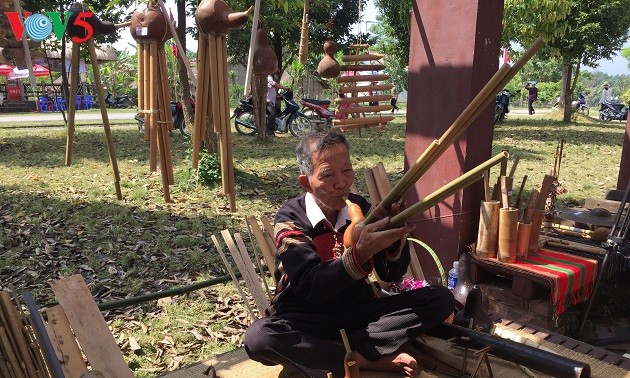 Artesanos étnicos vietnamitas contribuyen a preservar los valores culturales tradicionales