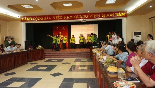 Pueblo vietnamita presenta el libro poético “Por aquí pasó Hugo Chávez”