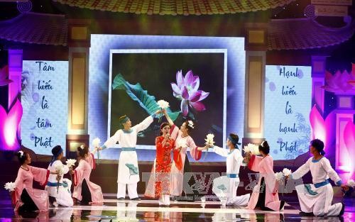 Creyentes budistas vietnamitas expresan amor a sus padres y antepasados