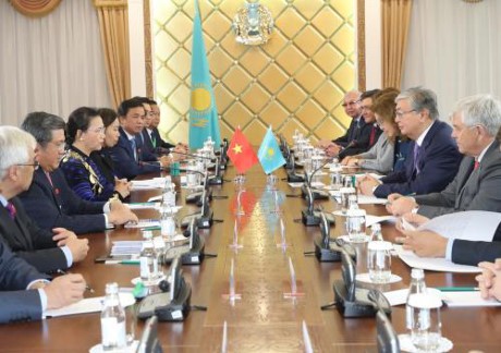 La titular del Parlamento de Vietnam se reúne con el presidente del Senado de Kazajistán