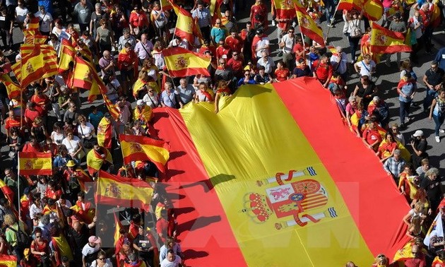 España detiene a dos líderes de los movimientos separatistas en Cataluña