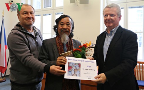 Un vietnamita se honra por la Asociación de Escritores checos