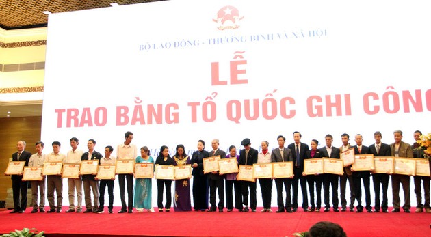 Vietnam reconoce a personas con méritos revolucionarios
