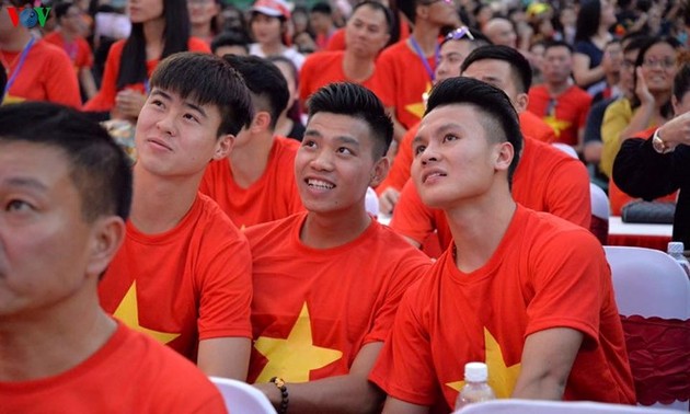 Sub-23 de fútbol vietnamita celebra su victoria con seguidores en el sur