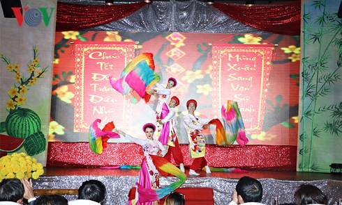 Vietnamitas residentes en ultramar celebran el Tet