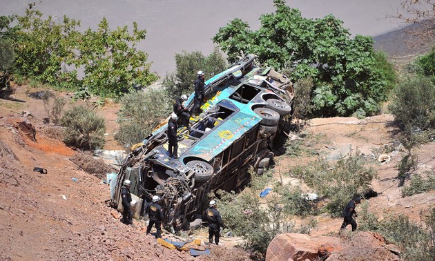Doblan la cifra pronosticada de muertos en accidente de autobús en Perú