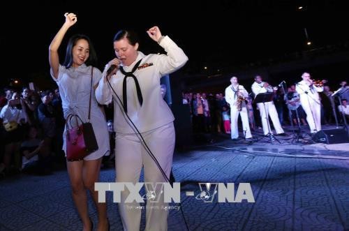 Marineros estadounidenses y artistas vietnamitas celebran un intercambio musical 