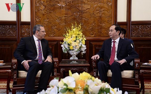 Presidente vietnamita recibe a nuevos embajadores de Sudáfrica y Egipto 