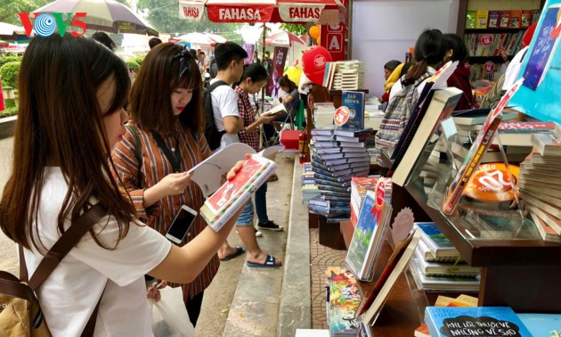 Lectores vietnamitas saludan el Día Nacional del Libro