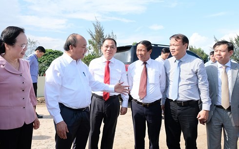 Premier vietnamita estimula la producción de vehículos eléctricos para alentar la economía