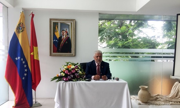 Embajada venezolana en Vietnam reafirma democracia electoral tras triunfo del presidente Maduro