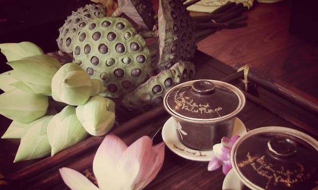 Saborear el té en el verano de Hanói