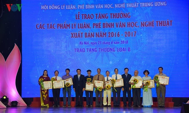 Vietnam galardona 28 obras de teoría y crítica literaria y artística 