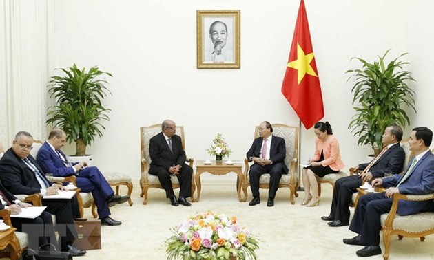 Prensa argelina resalta visita de su titular diplomático a Vietnam