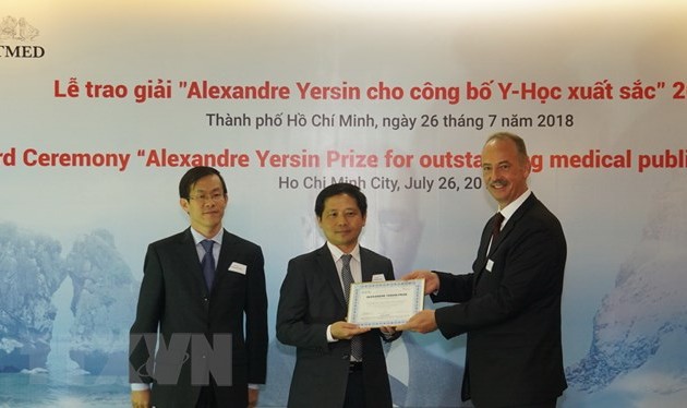 Reconocen investigaciones de medicina de Vietnam con premio Alexandre Yersin