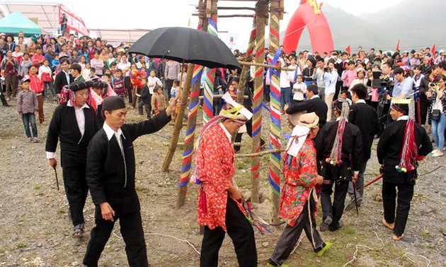 Fiesta Tu Cai reconoce adolescencia de los étnicos Dao Dau Bang