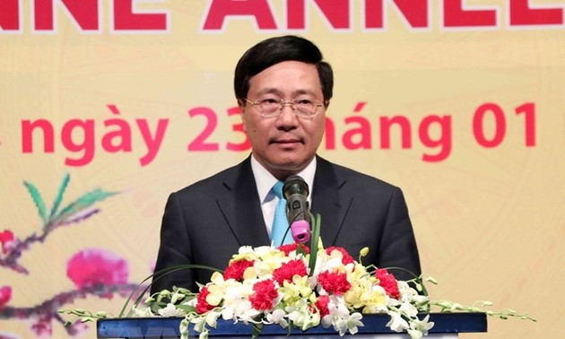 Canciller vietnamita aplaude contribuciones de representantes diplomáticos extranjeros