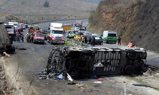 Fallecen al menos 21 personas en un brutal accidente en México