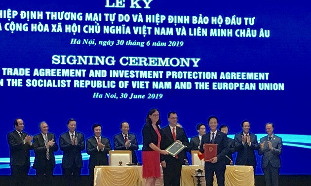 Firman Vietnam y UE acuerdos de libre comercio y de protección inversionista
