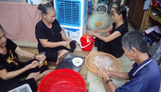 Cocineros de “Tu Tam” ayudan a compatriotas en difícil situación