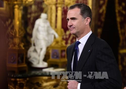 Rey de España busca resolver crisis política 