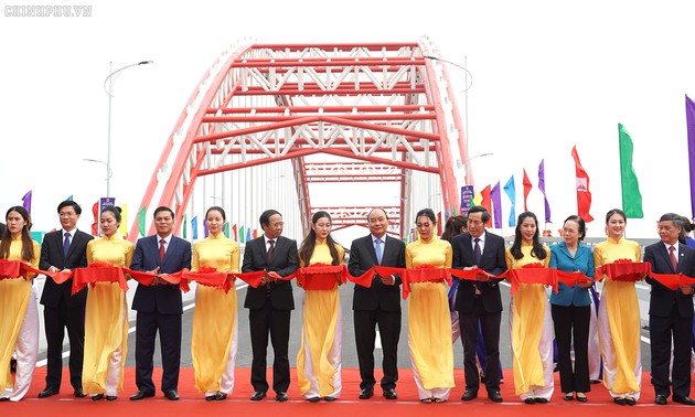 Premier vietnamita inaugura puente de transporte Hoang Van Thu