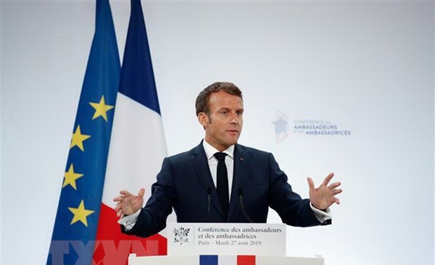 Presidente francés defiende sus reformas de pensiones pese a protestas