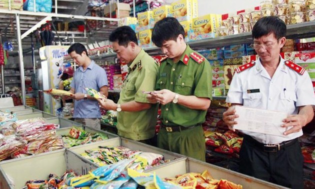 Hanói intensifica gestión del mercado de alimentos al servicio de fiestas del Año Nuevo Lunar