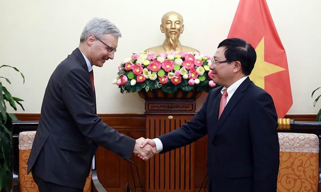 Vicepremier vietnamita da bienvenida al nuevo embajador francés