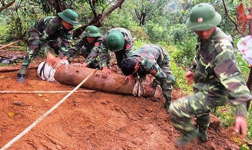 Vietnam por mitigar las secuelas de bombas y minas
