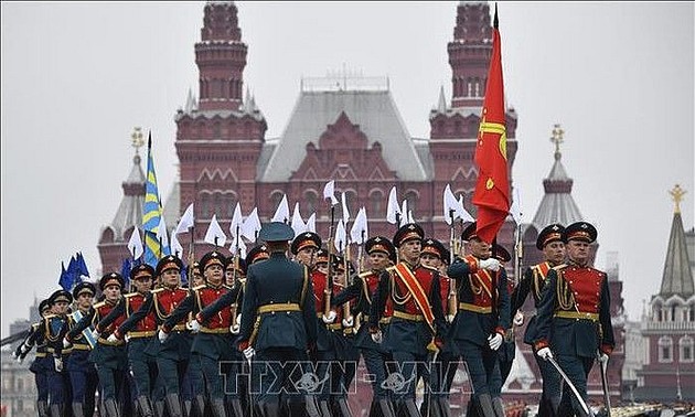 Líderes vietnamitas felicitan a sus homólogos rusos por el 75 aniversario del Día de la Victoria