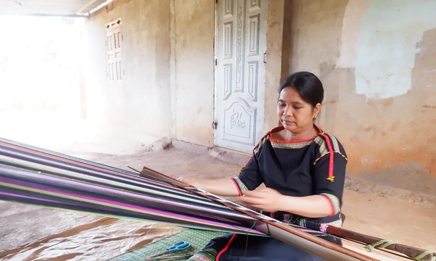 Mujeres de Dak Lak contribuyen a preservar el tejido de brocado tradicional