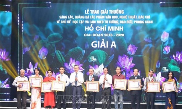 Premian obras destacadas en el movimiento de aprendizaje y seguimiento del ejemplo del presidente Ho Chi Minh