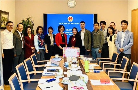 Embajada vietnamita en Suiza ayuda a compatriotas en medio del Covid-19