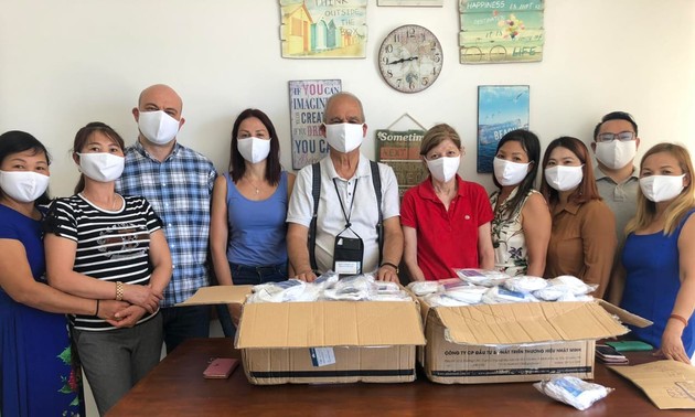 Entregan mascarillas a la comunidad vietnamita en la República de Chipre