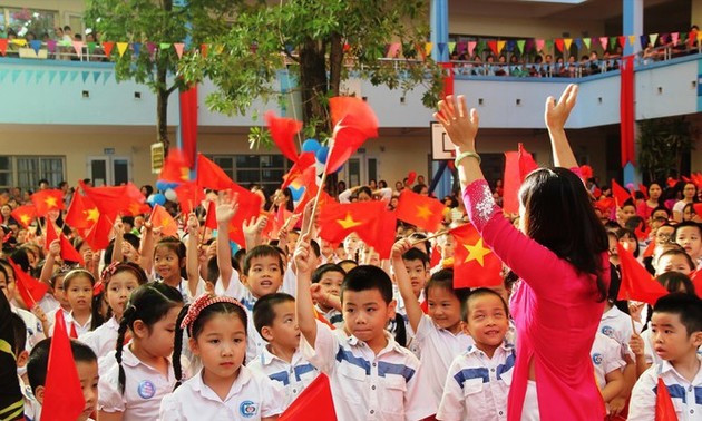 Máximo líder de Vietnam alienta al sector educativo en ocasión del nuevo año escolar