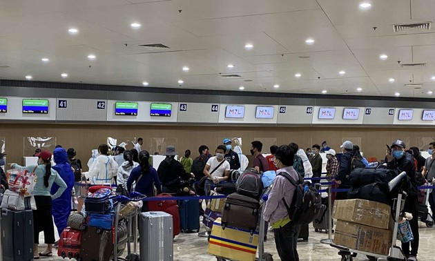 Traen de vuelta al país a más de 240 vietnamitas varados en Filipinas