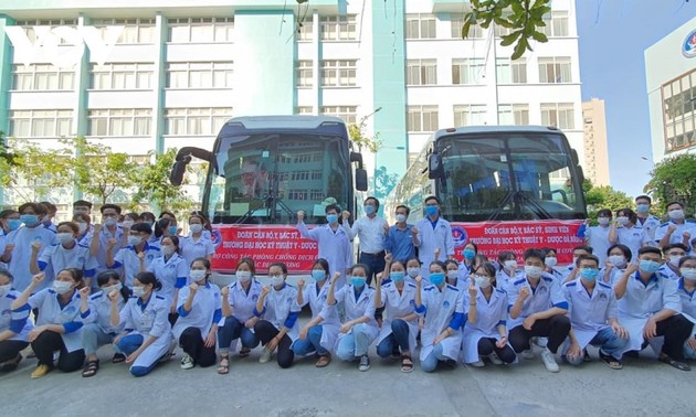 Profesionales médicos de Da Nang brindan ayuda a la provincia de Phu Yen en su lucha contra el coronavirus