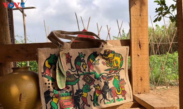 Marca local y ecológica en Hanói produce bolsos de arpillera