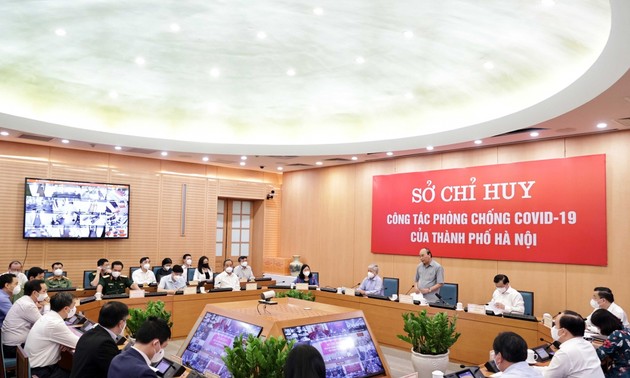 El presidente de Vietnam trabaja con el Mando de Prevención y Control del covid-19 de Hanói