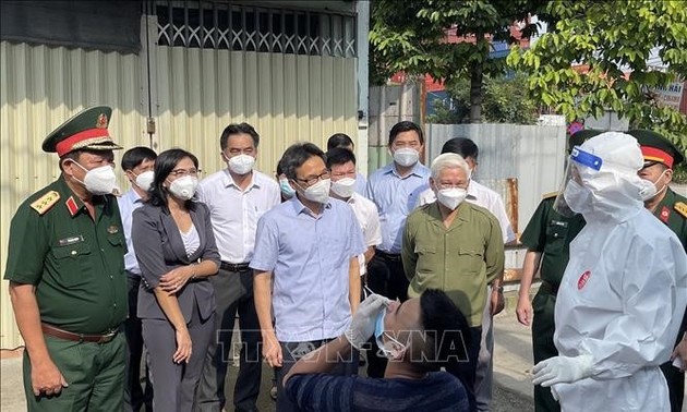Viceprimer ministro Vu Duc Dam monitorea el trabajo anti-covid-19 en Binh Duong