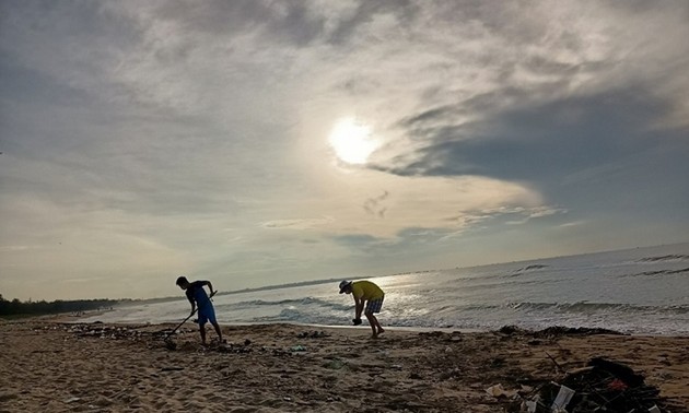 Trabajo voluntario por mantener limpia y hermosa la playa de Doi Duong