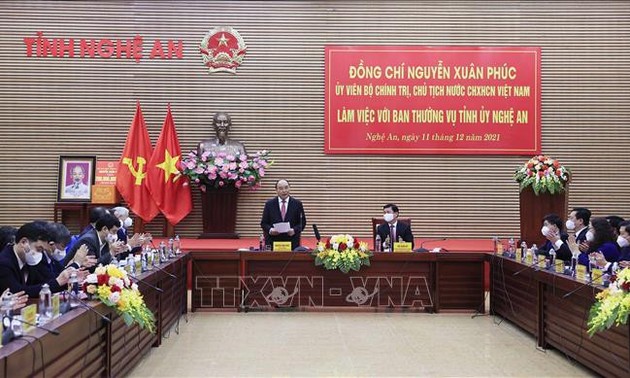 El jefe de Estado se reúne con las autoridades de Nghe An