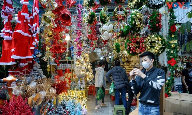 Calles de Hanói iluminadas en vísperas de la Navidad