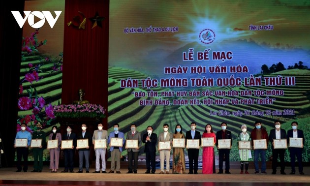 Clausura del III Festival Nacional de la Cultura de la Étnia Mong